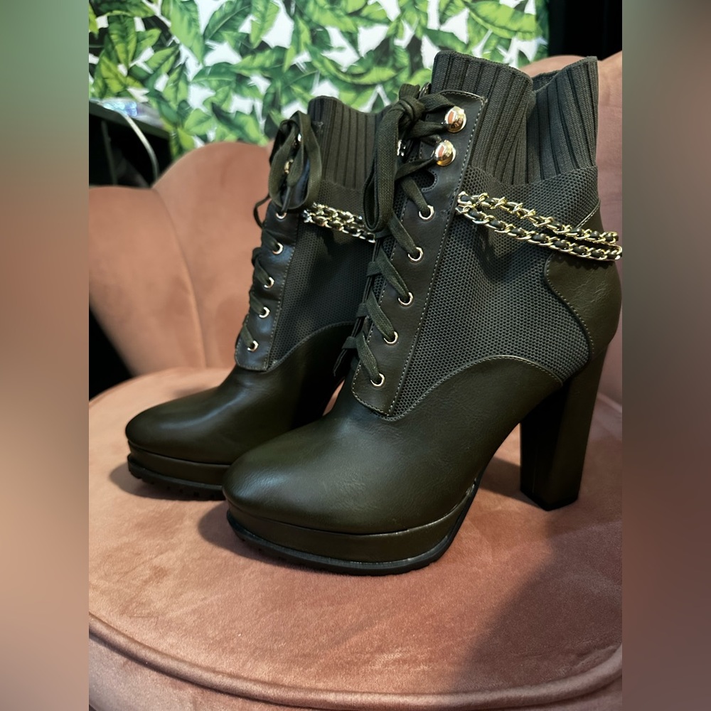 Ainsly Block Heel Bootie Size 8.5, Olive Green